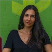 Giurista impartisce lezioni di Diritto per studenti di scuole superiori di secondo grado